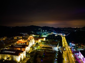 星光與笑靨：女神節(jié)的校園夜未眠