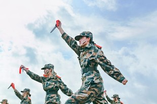 以軍人之態(tài) 展少年之姿