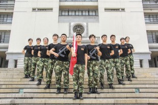 以軍人的姿態(tài)，守衛(wèi)“嘉庚”國(guó)旗